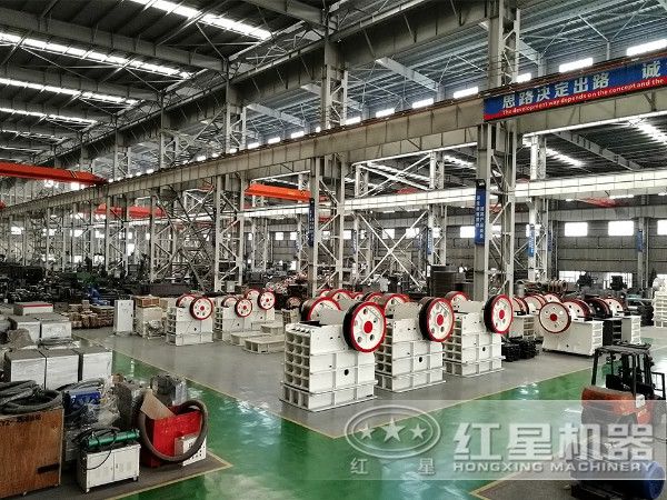 時(shí)產(chǎn)50噸，出料0.2-0.3mm的大理石制砂機(jī)車間一角