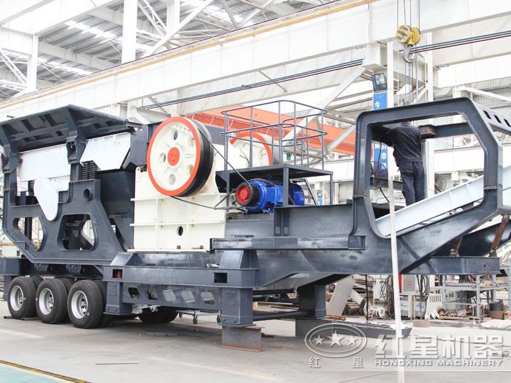 小型移動(dòng)顎式破碎車集給料、破碎、傳輸為一體