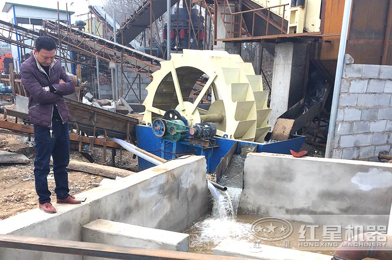 洗砂現(xiàn)場，建設(shè)沉淀池